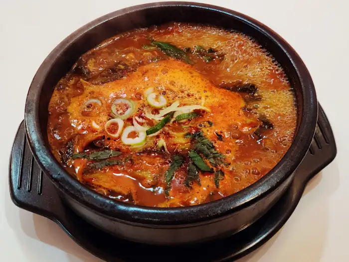 김이 모락모락 나는 뼈해장국