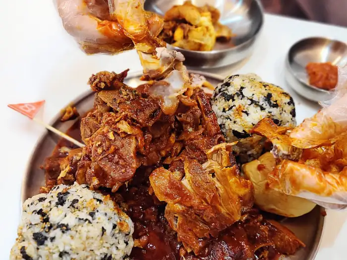 집게로 뼈를 들어 올리는 모습