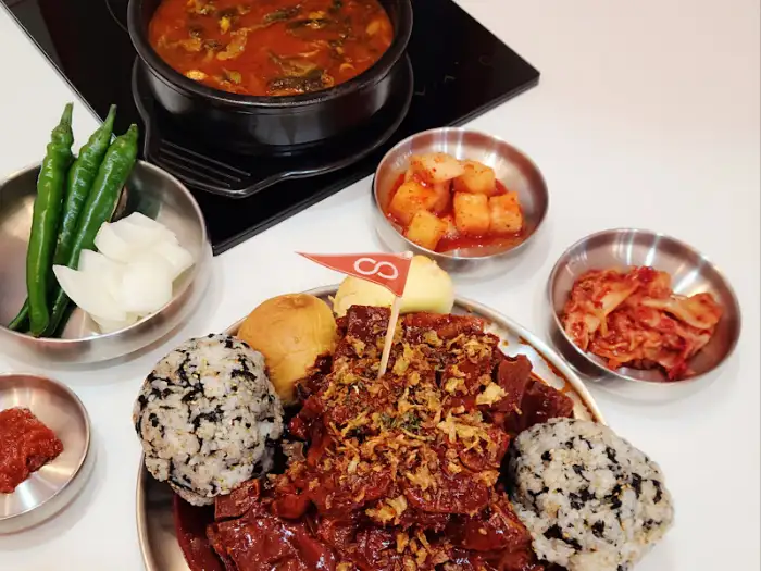 테이블 전체 모습, 뼈구이와 뼈해장국, 반찬들