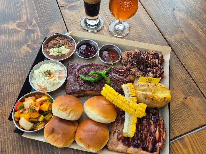 바베큐 플래터와 맥주