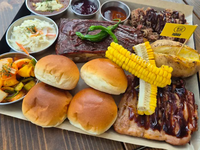 바베큐 플래터와 깃발