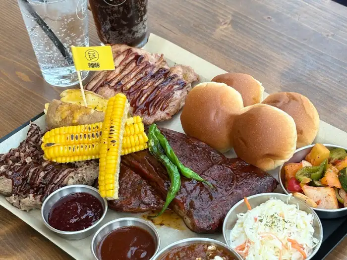 바베큐 플래터와 음료