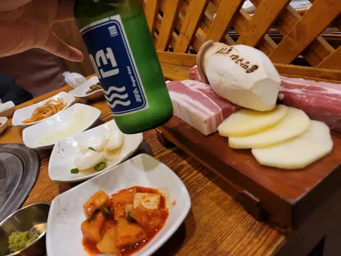 소주병과 삼겹살