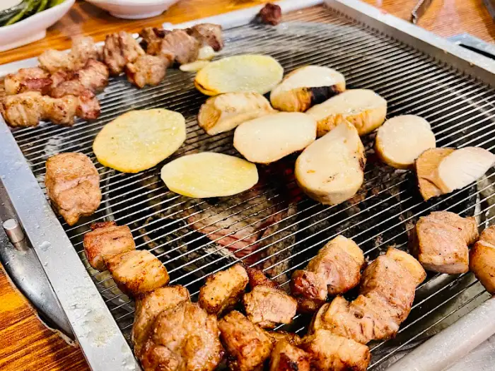 노릇하게 익어가는 삼겹살 조각들