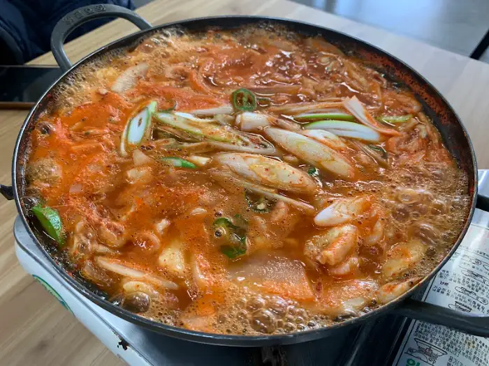 보글보글 끓고 있는 황태 두부전골