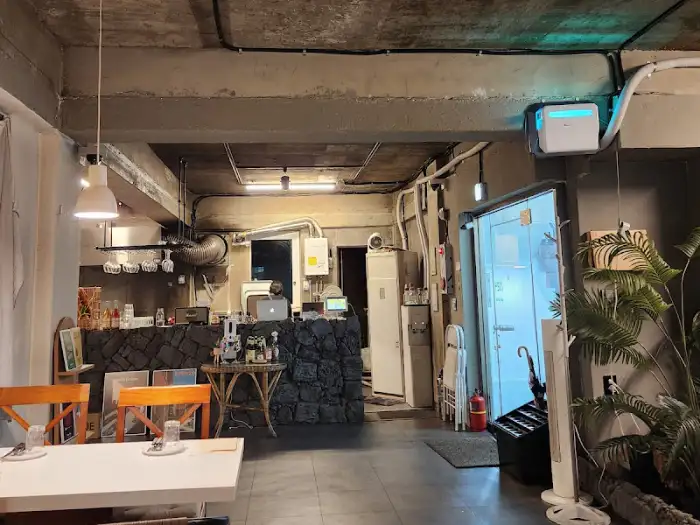 바와 주방의 모습, 아늑하면서도 효율적인 공간 배치