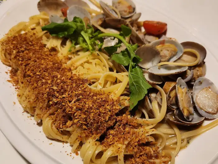 봉골레 파스타의 다른 각도 샷, 조개의 양과 풍성한 면발이 강조됨