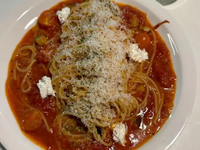 토마토 소스 파스타, 치즈와 소스가 풍성하게 덮여 있음