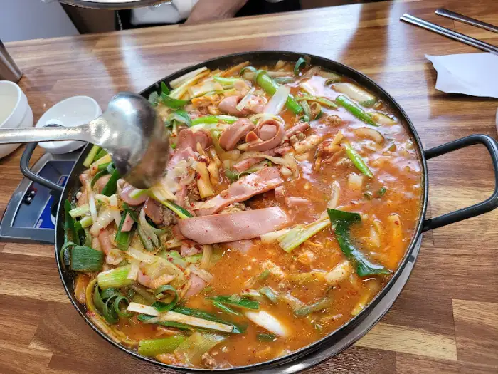 끓고 있는 부대찌개 클로즈업