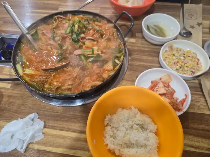 국물과 건더기를 뜨는 모습