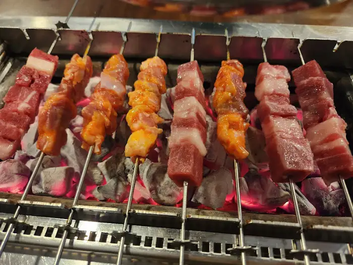 불판에 구워지는 양갈비 꼬치