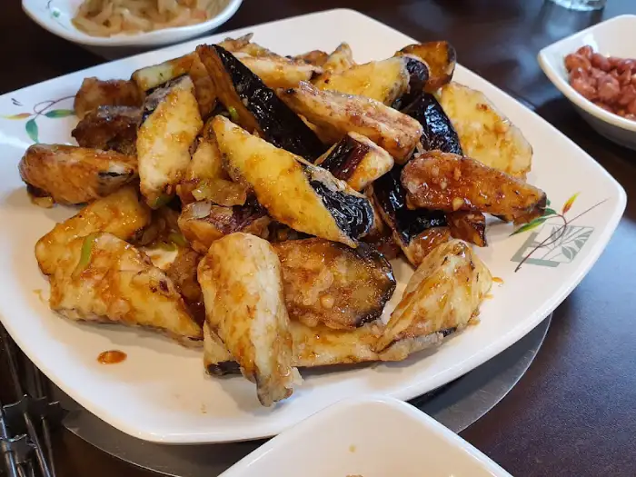 접시에 푸짐하게 담긴 가지 볶음