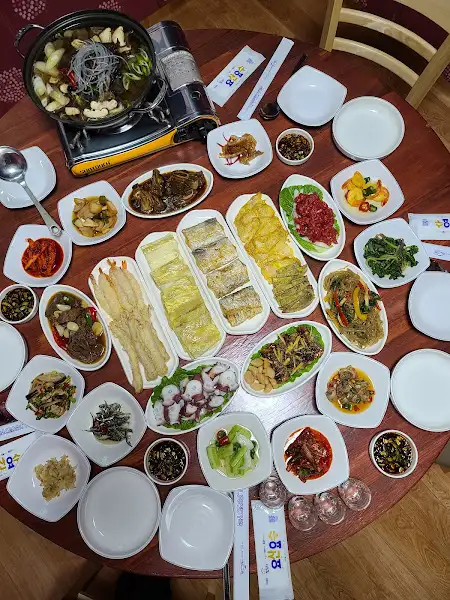 다양한 쌈 종류와 곁들임 음식