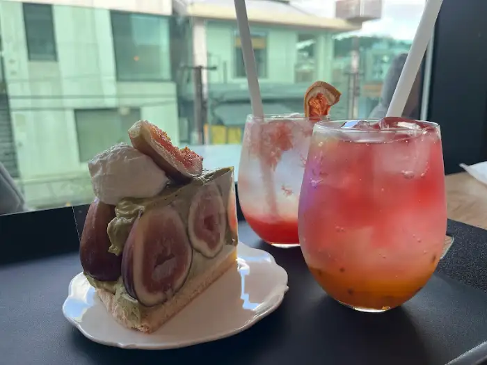 무화과 피스타치오 케이크와 에이드