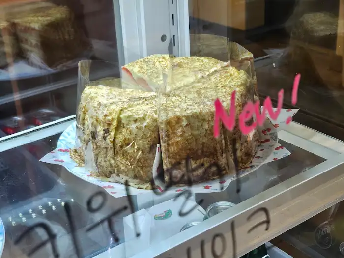 진열장에 놓인 다양한 케이크