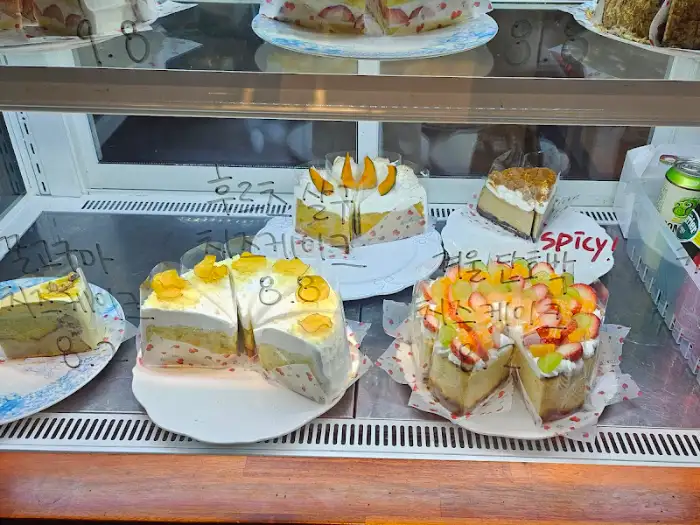 다양한 과일 케이크 진열