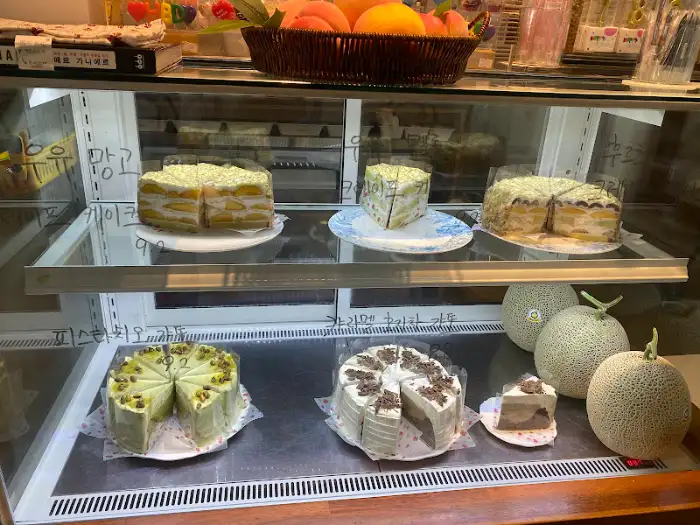 케이크 쇼케이스 안의 다양한 케이크들