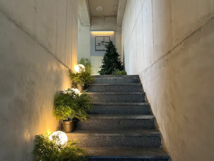 계단을 따라 올라가는 모습