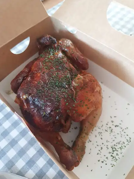 테이크아웃 박스에 담긴 전기구이 통닭