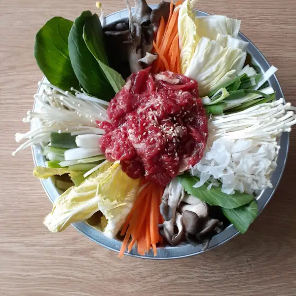 다양한 채소와 육류가 신선하게 담긴 요리