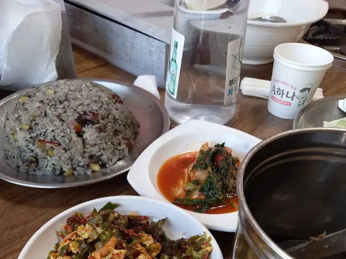 다양한 곁들임 찬과 밥