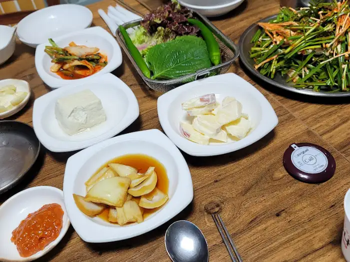 김치, 순두부, 샐러드 등 곁들임 찬