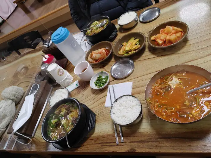 밥과 김치, 그리고 국이 담긴 그릇