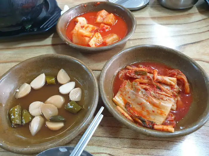 김치, 마늘, 고추 등이 담긴 작은 그릇들