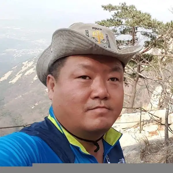 산 정상에서 찍은 셀카 사진