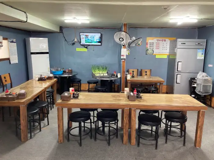 식당 내부 테이블 배치 사진