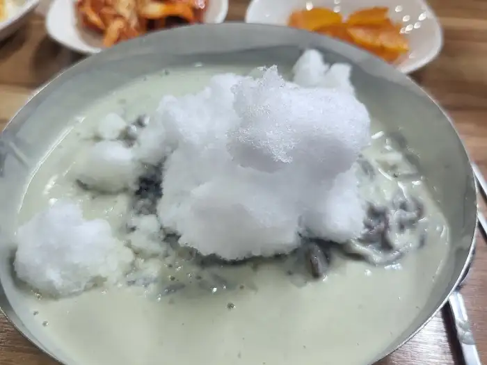 콩물국수 위에 곱게 간 얼음이 올려진 모습
