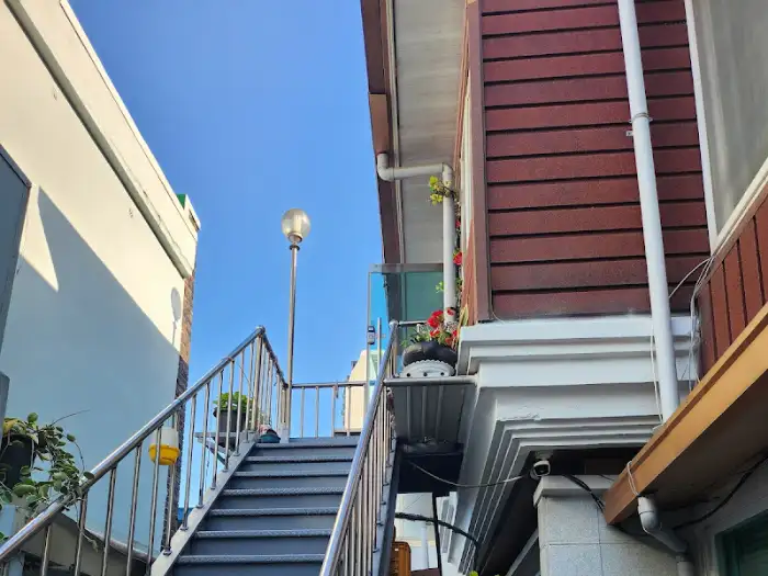건물 외부 계단과 전반적인 풍경