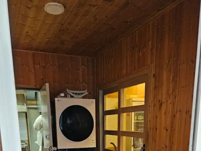 실내 모습. 목재로 된 벽과 은은한 조명이 따뜻한 분위기를 자아낸다.