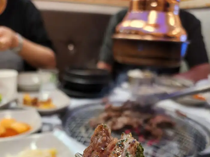 불판 위에서 지글지글 익어가는 고기의 모습.