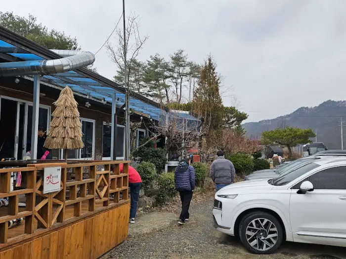 식당 주변 풍경. 자연 속에서 식사를 즐길 수 있는 공간이 마련되어 있다.