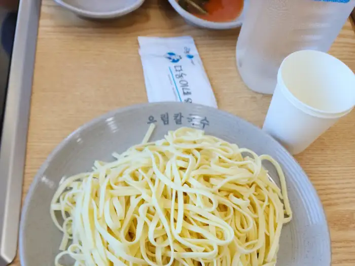 국수 가닥이 겹겹이 쌓인 접시