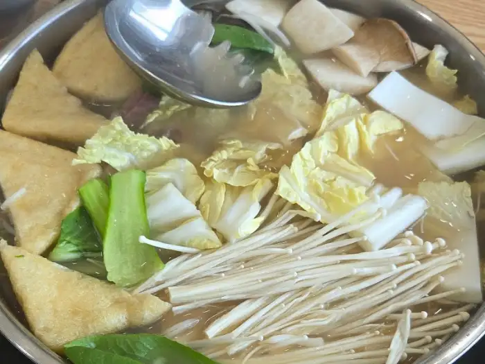 끓고 있는 칼국수 냄비 속 다양한 재료들