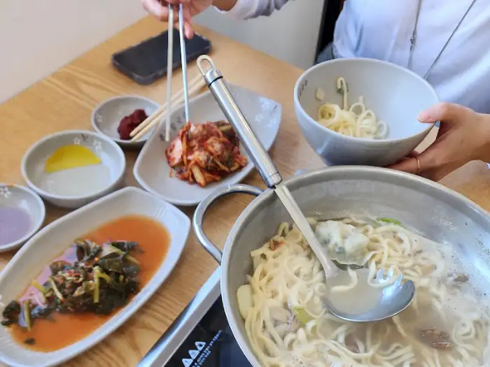 칼국수 면발을 집는 모습