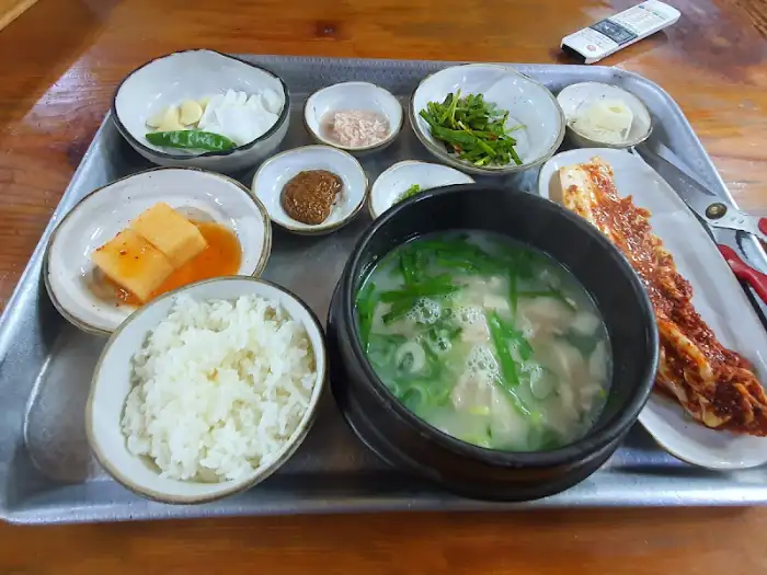 돼지국밥과 다양한 반찬들이 놓인 상차림