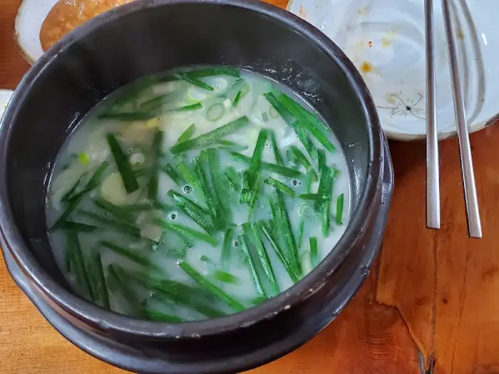 돼지국밥 국물의 클로즈업