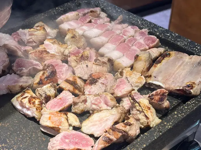 다양한 부위의 고기가 노릇하게 구워지고 있는 모습