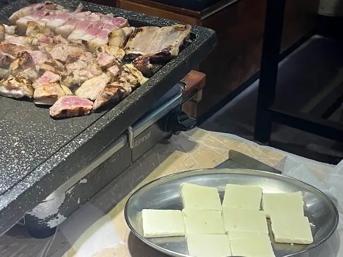 잘 구워진 치즈 위에 고기를 올린 모습