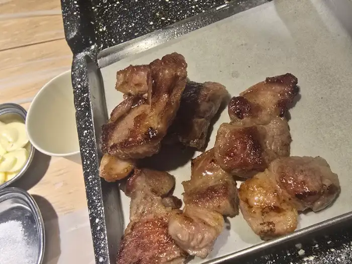 따뜻한 색감의 조명과 깔끔한 테이블 세팅