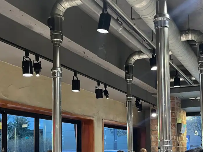 세련된 조명과 금속 파이프 인테리어