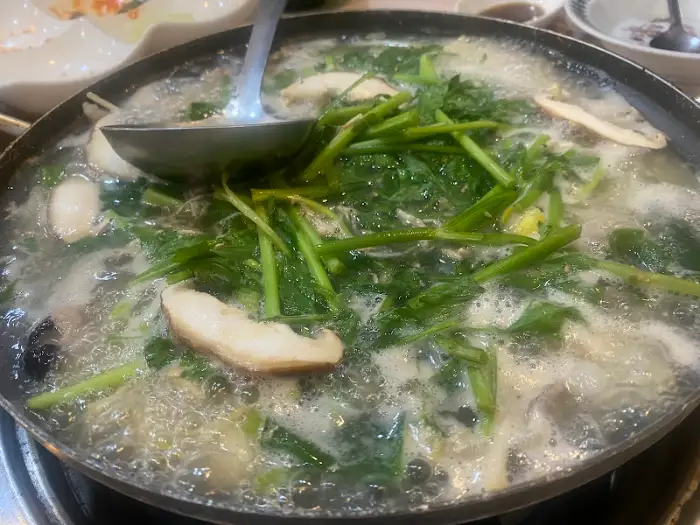 김이 모락모락 나는 아귀탕 뚝배기