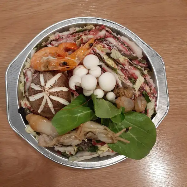 신선한 재료로 가득한 전골 요리