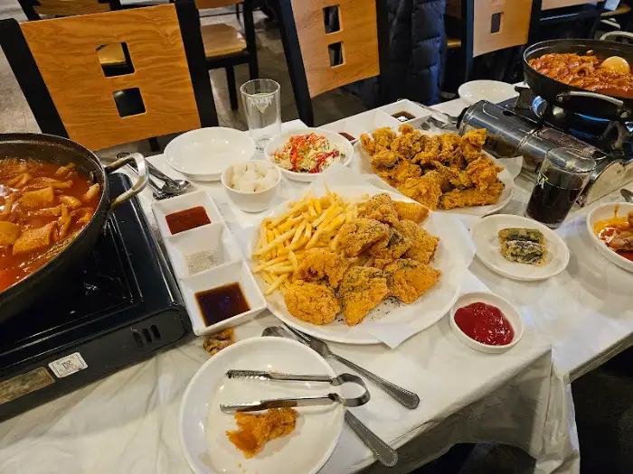 테이블에 놓인 여러 음식들