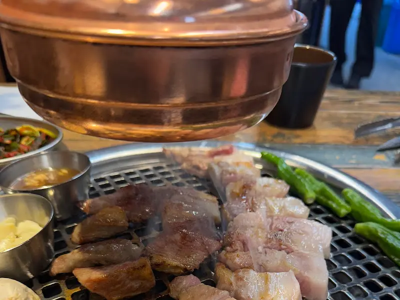 숯불 위에서 익어가는 제주 숙성 모둠