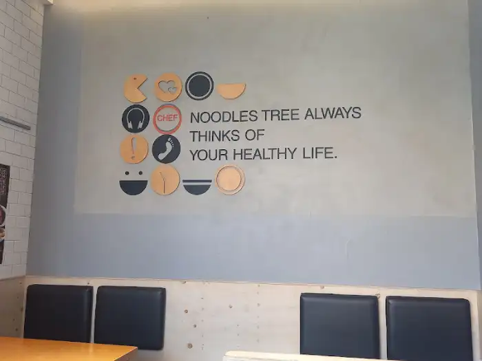 벽면에 부착된 디자인 문구