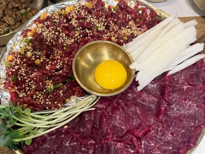 육회와 뭉티기 한 접시